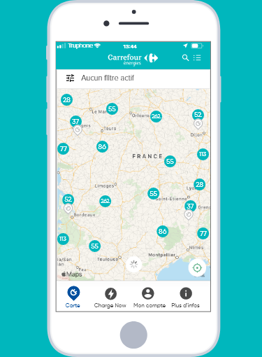 車を充電する女性
