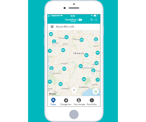 Γυναίκα που χρεώνει ένα αυτοκίνητο