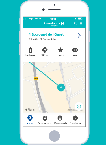 車を充電する女性