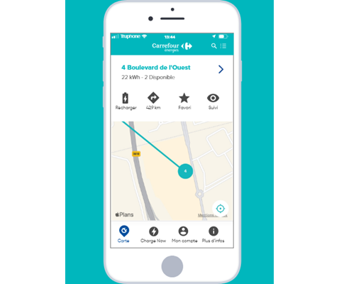 Γυναίκα που χρεώνει ένα αυτοκίνητο